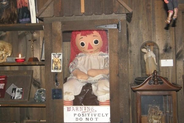 Comprada por R$ 3 mil, boneca 'possuída' arranha donos e desliga alarmes da  casa