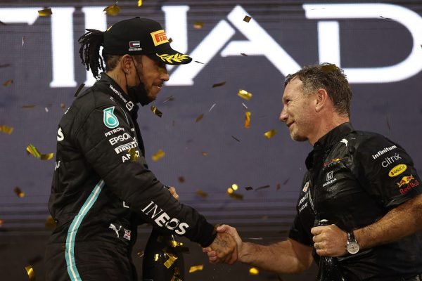 Lewis Hamilton e Christian Horner se cumprimentam em GP de Abu Dhabi - Metrópoles