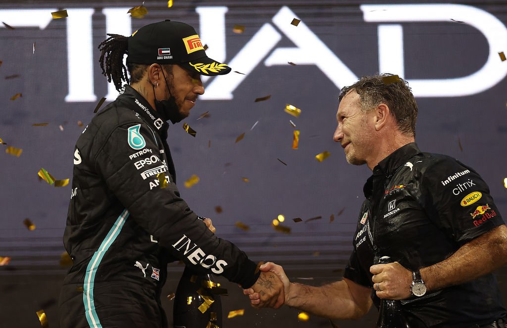 Lewis Hamilton e Christian Horner se cumprimentam em GP de Abu Dhabi - Metrópoles
