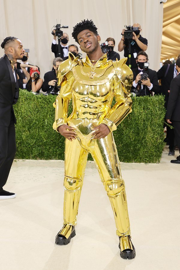 Rapper Lil Nas X com uma armadura dourada, semelhante a um robô, no tapete vermelho do evento Met Gala