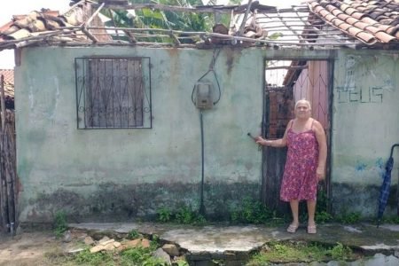 Avó que cuida de netos órfãos ganha vaquinha para reconstruir casa |  Metrópoles
