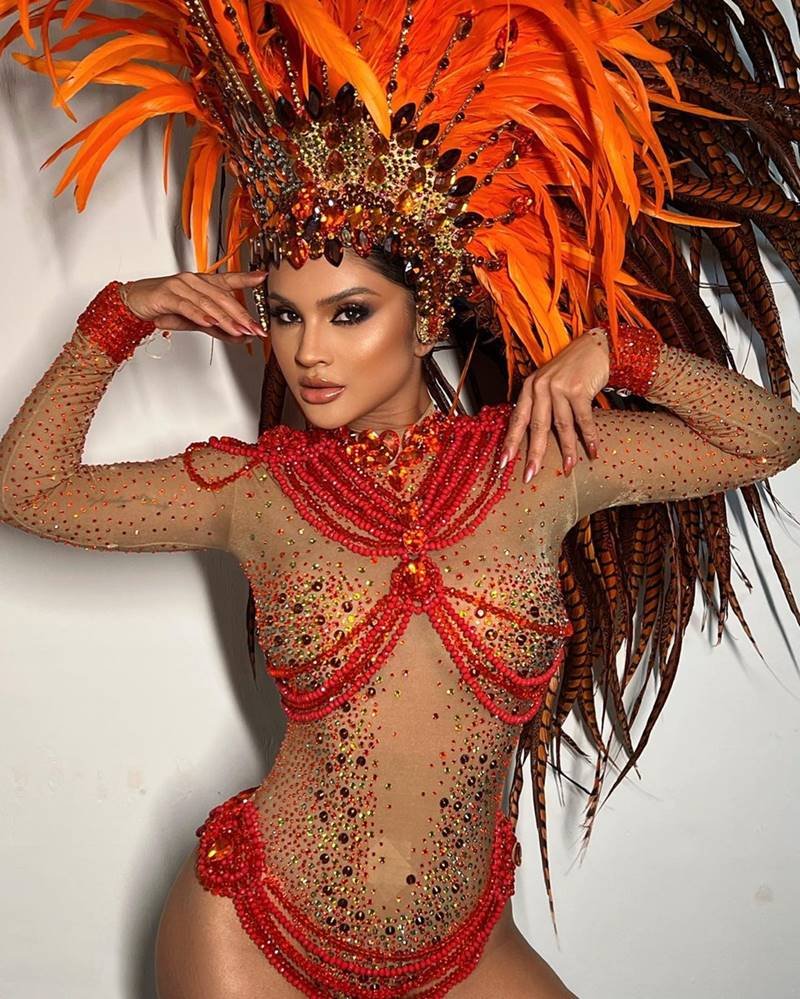 Mileide Mihaile com a fantasia de musa da Grande Rio