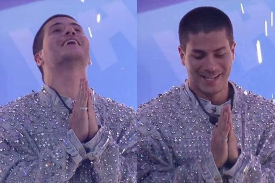 Montagem de duas fotos coloridas de Arthur Aguiar após saber que ganhou o BBB22. Nas imagens ele tem as mãos juntas, em forma de agradecimento