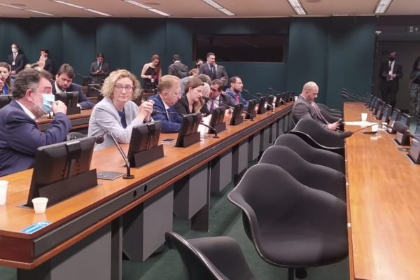 O deputado Daniel Silveira aparece sozinho na primeira fileira da sala onde ocorrem as sessões da CCJ na Câmara dos Deputados