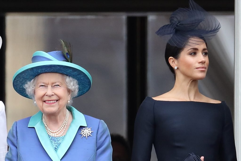 Foto colorida. Rainha Elizabeth e Meghan Markle
