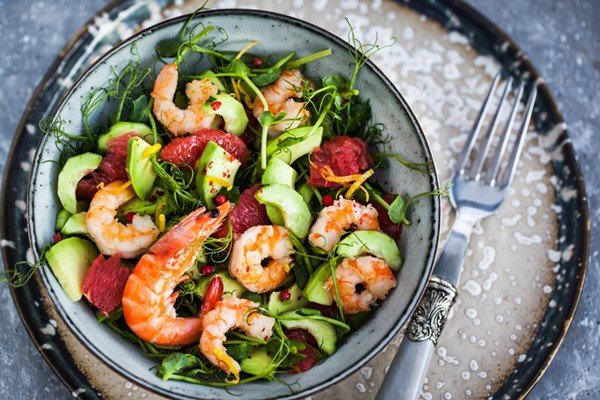 Plate with salad and shrimp - Metrópoles