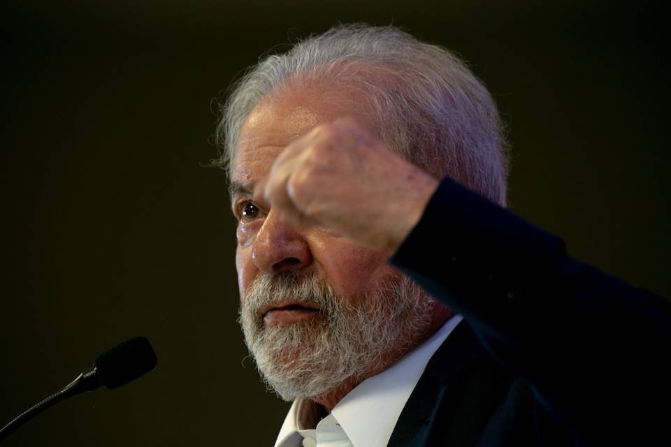 O ex-presidente Luiz Inácio Lula da Silva com o braço erguido
