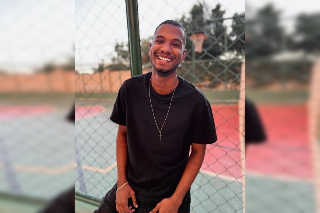 Jovem negro de camisa preta com corrente - Metrópoles