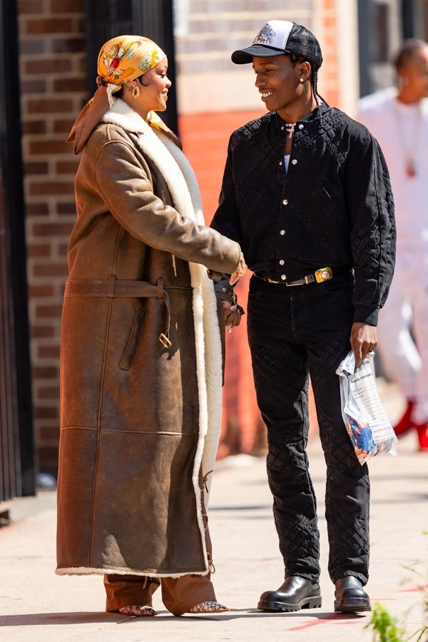 Cantora Rihanna e namorado ASAP Rocky andando nas ruas do Bronx, em Nova York, nos Estados Unidos. Ela usa um casaco sobretudo marrom e ele um casaco e uma calça pretos