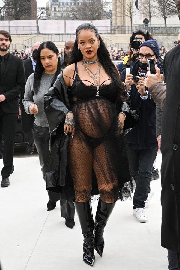 Mãe fashionista: veja looks usados por Rihanna durante a gravidez