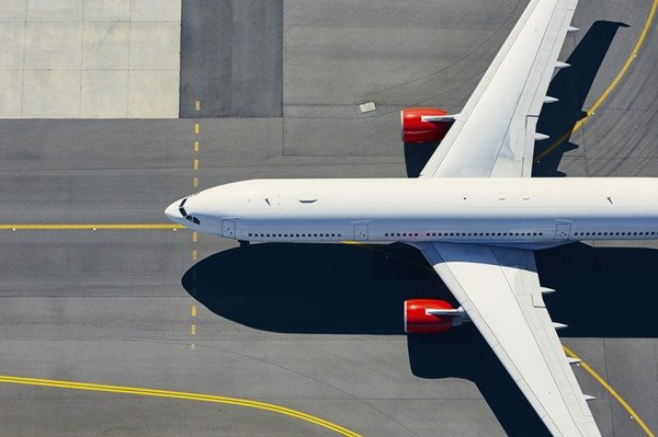 Imagem de um avião feita por cima - Metrópoles