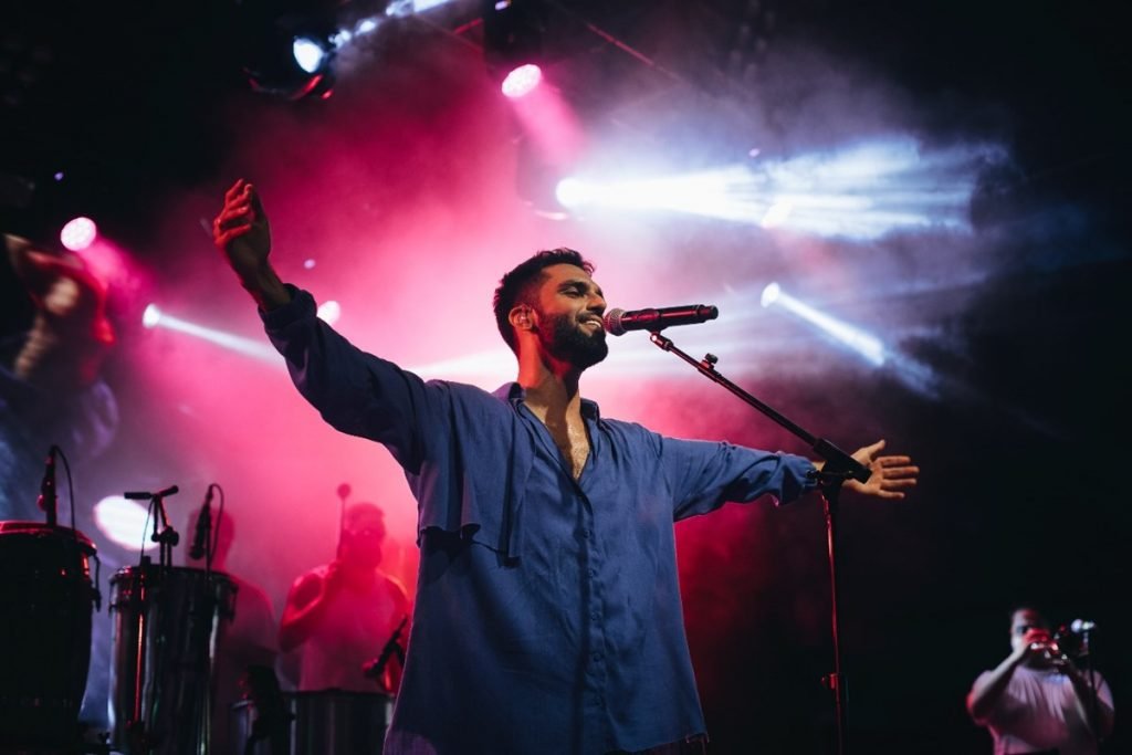 Imagem colorida de Silva em show