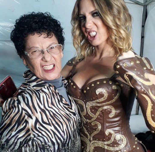 Imagem colorida de Sheila Melo e sua mãe