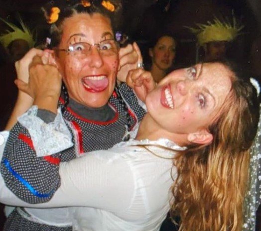 Imagem colorida de Sheila Melo e sua mãe