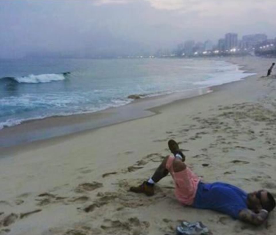 Homem deitado na praia