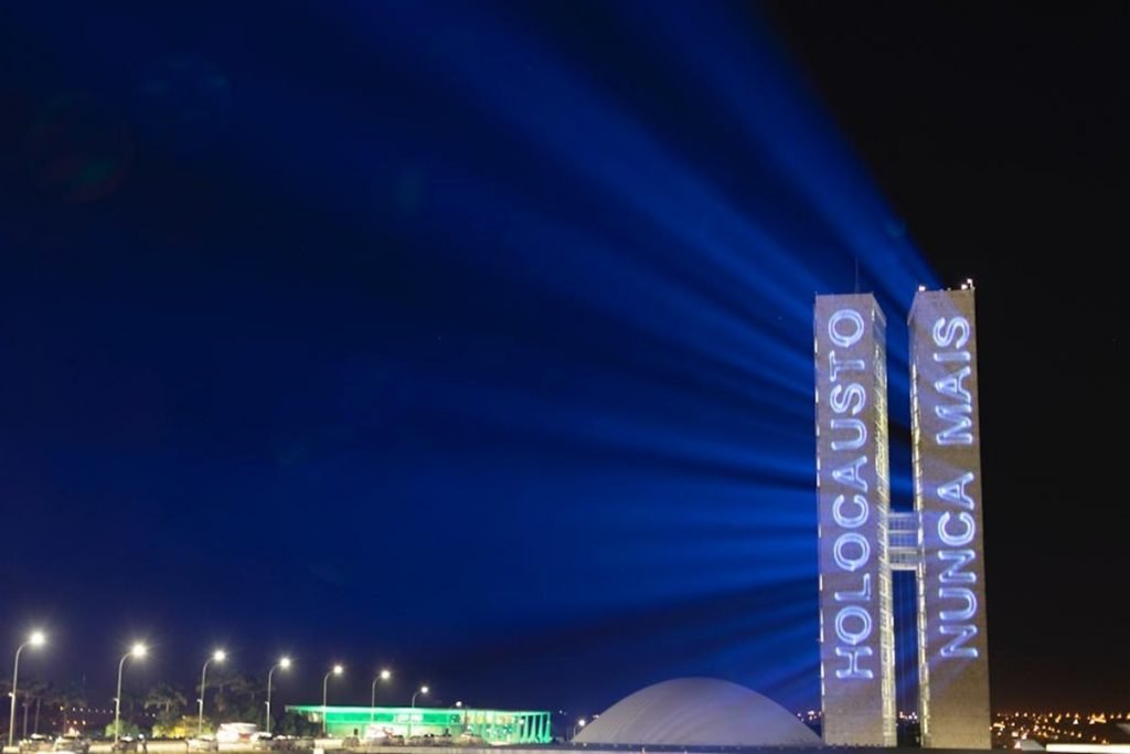 Imagem mostra torres do Congresso Nacional iluminadas-Metrópoles