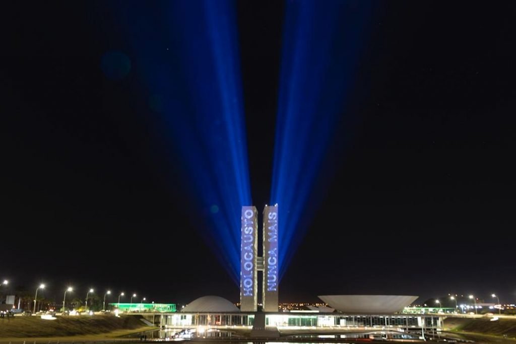 Imagem mostra torres do Congresso Nacional iluminadas-Metrópoles
