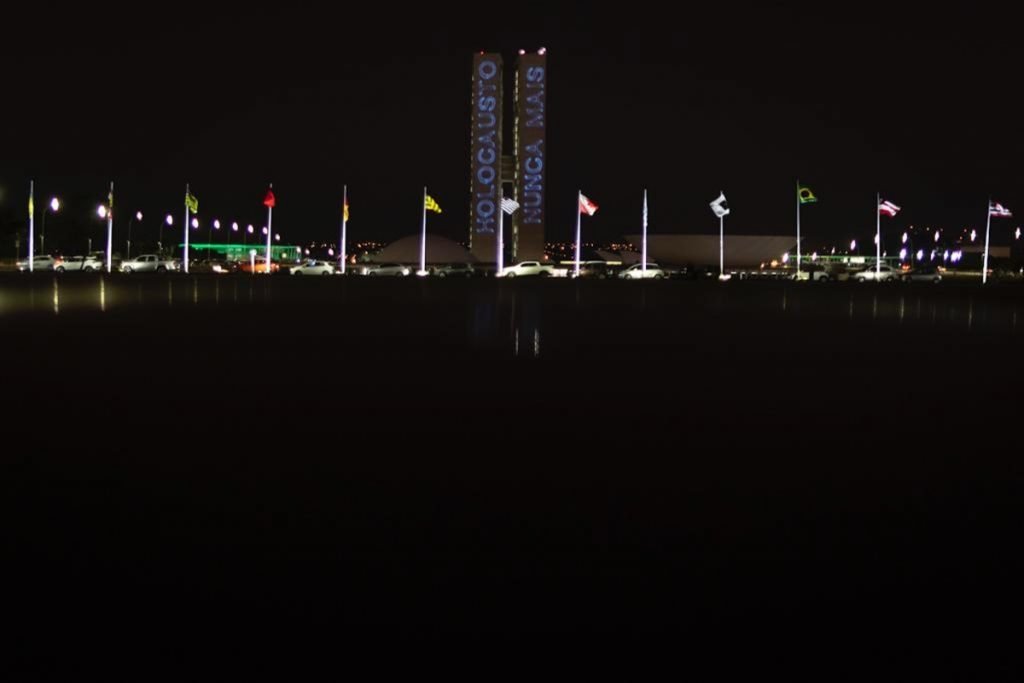 Imagem mostra torres do Congresso Nacional iluminadas-Metrópoles