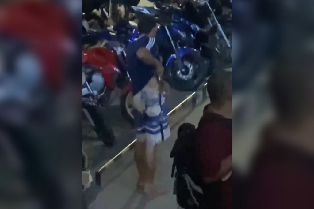 Vídeo: homem armado invade faculdade e causa pânico entre estudantes
