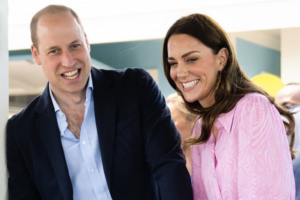 Na foto, homem branco com blusa azul caro e palitó preto. Ao lado, uma mulher branca de cabelos castanho com blusa rosa - Metrópoles
