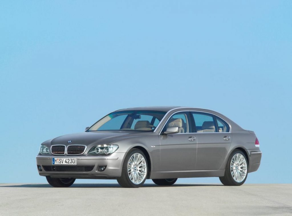 Novo BMW Série 7 tem TV de 31’’ no teto com Netflix, Amazon Prime ...