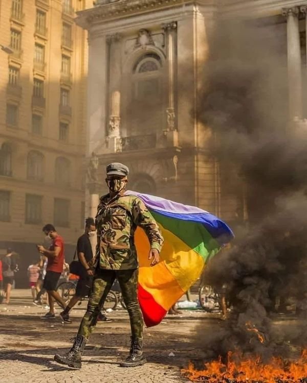 soldado posa para foto com bandeira gay usada como capa