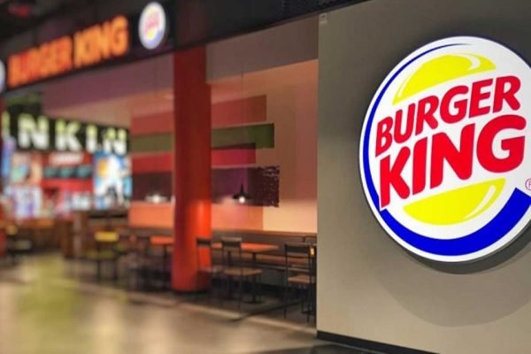 Funcionário do Burguer King urina na roupa após ser proibido de ir