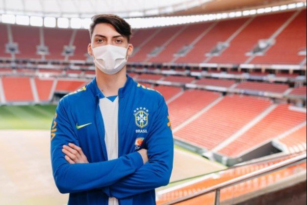 Jair Renan, filho numero 4 de Bolsonaro. Ele tem cabelos e barba pretos - Metrópoles