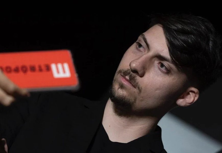 Jair Renan, filho numero 4 de Bolsonaro. Ele tem cabelos e barba pretos - Metrópoles