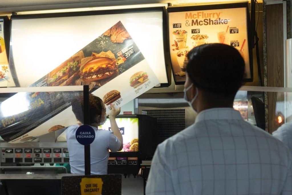 Funcionária do McDonald’s retira placa