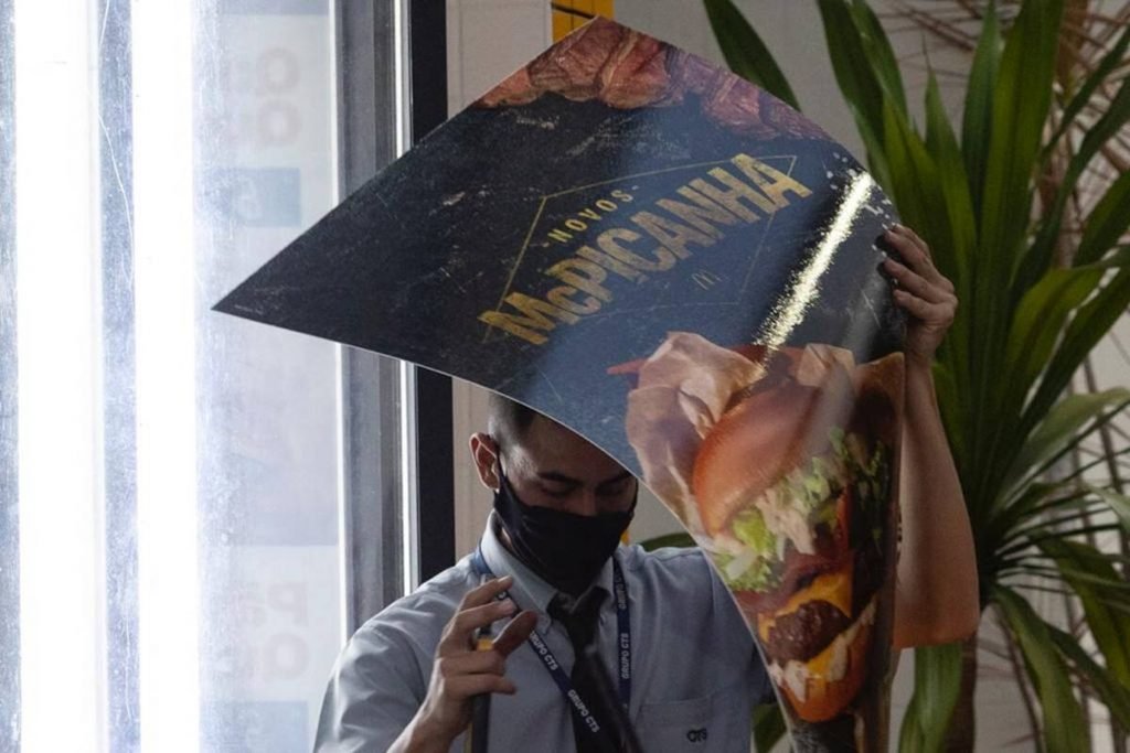 Placa de sanduíche sendo retirada no McDonald’s