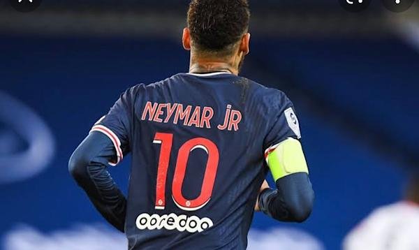 Nem esperou o intervalo: Neymar quase perde a camisa e rende
