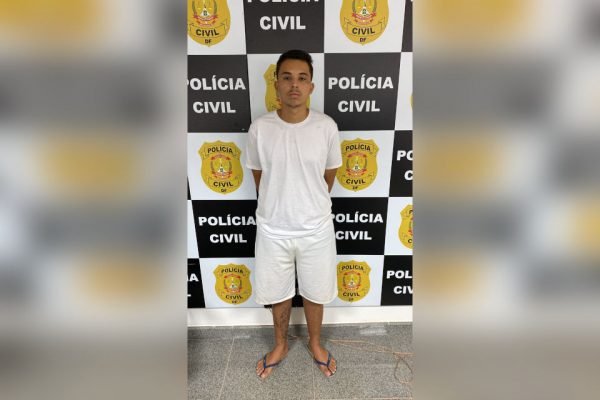 homem em frente a painel da PCDF