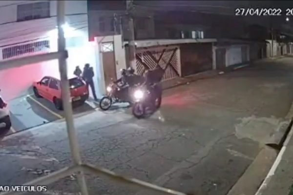 Dois assaltantes que estavam nas garupas das motos que cercaram a mulher usavam bolsas de aplicativos de entrega