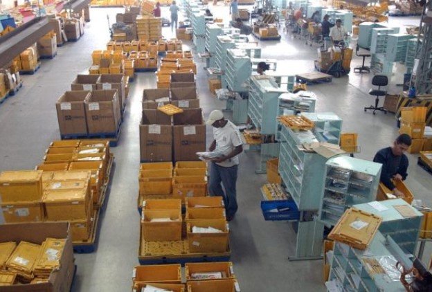 Fotografia da parte interna de uma empresa dos correios- Metrópoles