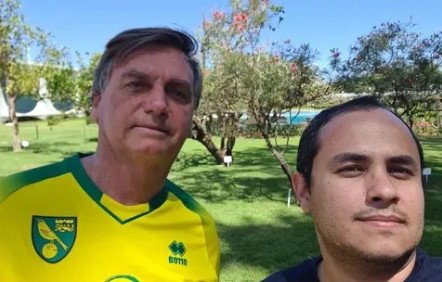 líder Bolsonaro e o assessor Tercio Arnaud Tomaz tiram selfie no gramado do Palácio do Planalto. O presidente usa camisa verde e amarela - MetrópolesBolsonaro e o assessor Tercio Arnaud Tomaz tiram selfie no gramado do Palácio do Planalto. O presidente usa camisa verde e amarela - Metrópoles