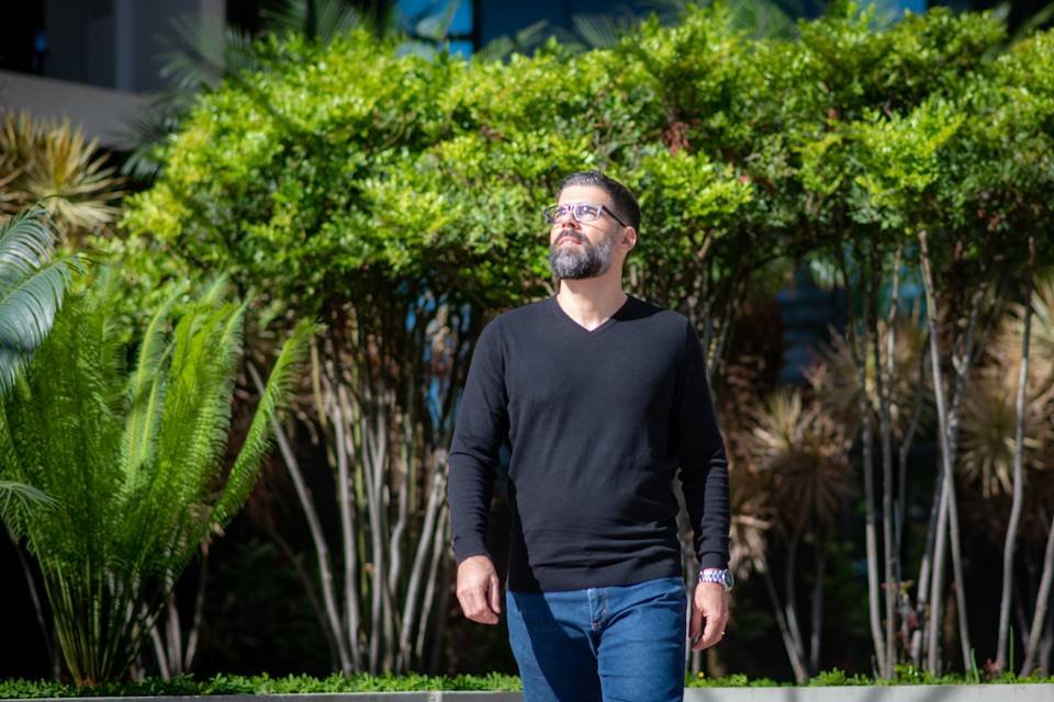 O advogado Adriano Jerônimo faz gravações de musicas bíblicas, e tem uma conta no Spotify