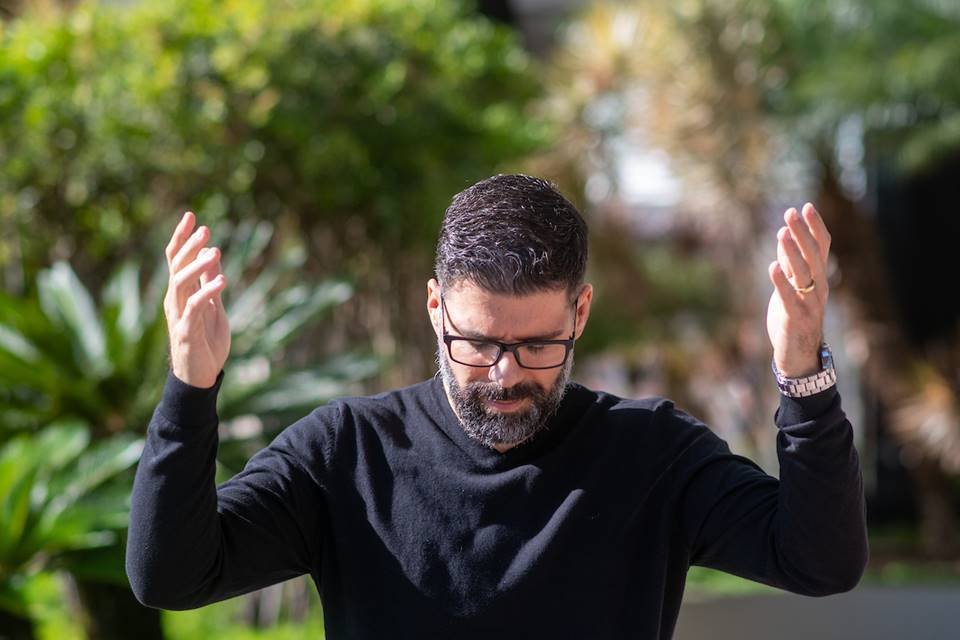 O advogado Adriano Jerônimo faz gravações de musicas bíblicas, e tem uma conta no Spotify