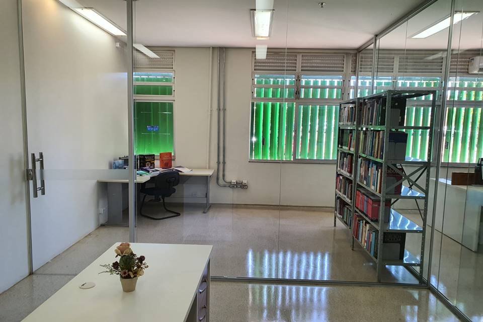 Prateleiras de biblioteca - Metrópoles