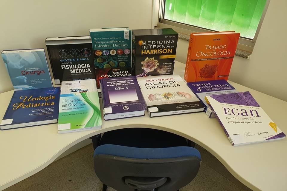 Livros em cima de mesa - Metrópoles