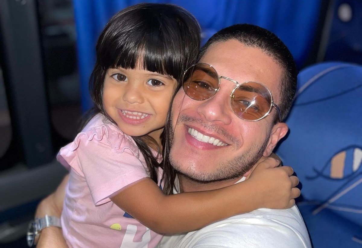 Imagem colorida do ator Arthur Aguiar e sua filha