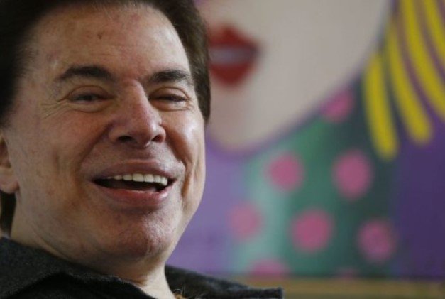 Silvio Santos, dono do SBT. Ele tem cabelos ralos e escuros, tem pele claro e olho escuro – Metrópoles