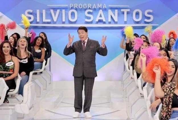 Silvio Santos, dono do SBT. Ele tem cabelos ralos e escuros, tem pele claro e olho escuro – Metrópoles