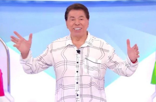 Silvio Santos, dono do SBT. Ele tem cabelos ralos e escuros, tem pele claro e olho escuro – Metrópoles