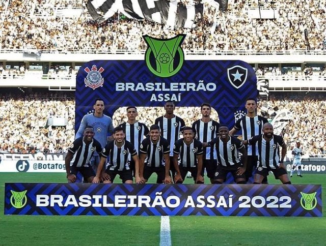 Foto colorida dos jogadores do Botafogo