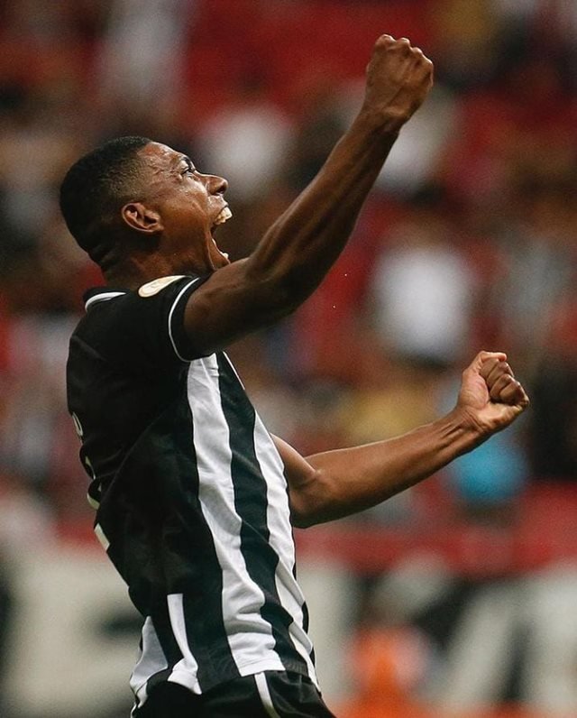 Foto colorida de jogador do Botafogo