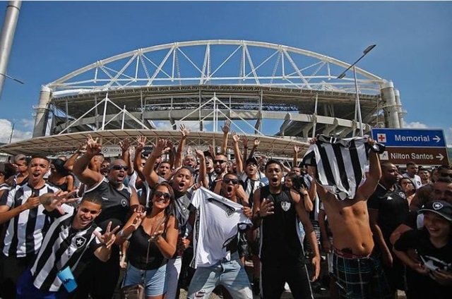 Foto colorida da torcida do Botafogo