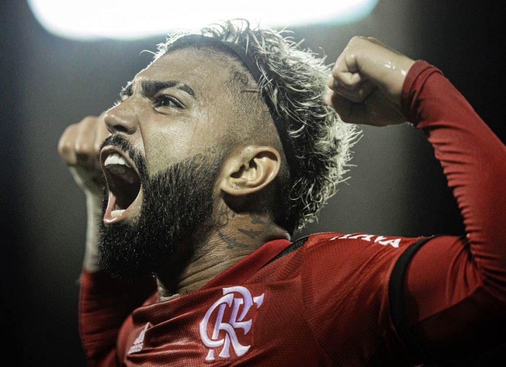 Imagem colorida Gabigol comemorando gol