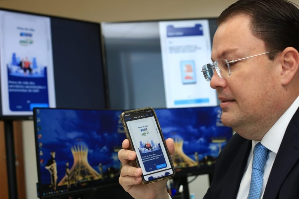 Ney Ferraz, presidente do Iprev-DF, mostra como funciona app para prova de vida digital - Metrópoles
