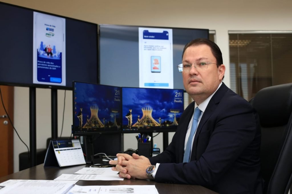 O presidente do Iprev-DF, Ney Ferraz, apresenta aplicativo para prova de vida digital no DF - Metrópoles